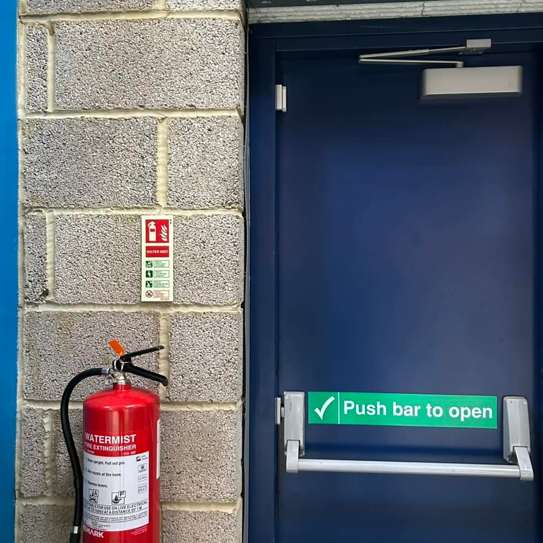 Commercial fire exit protected by an alarm detector and water mist extinguisher